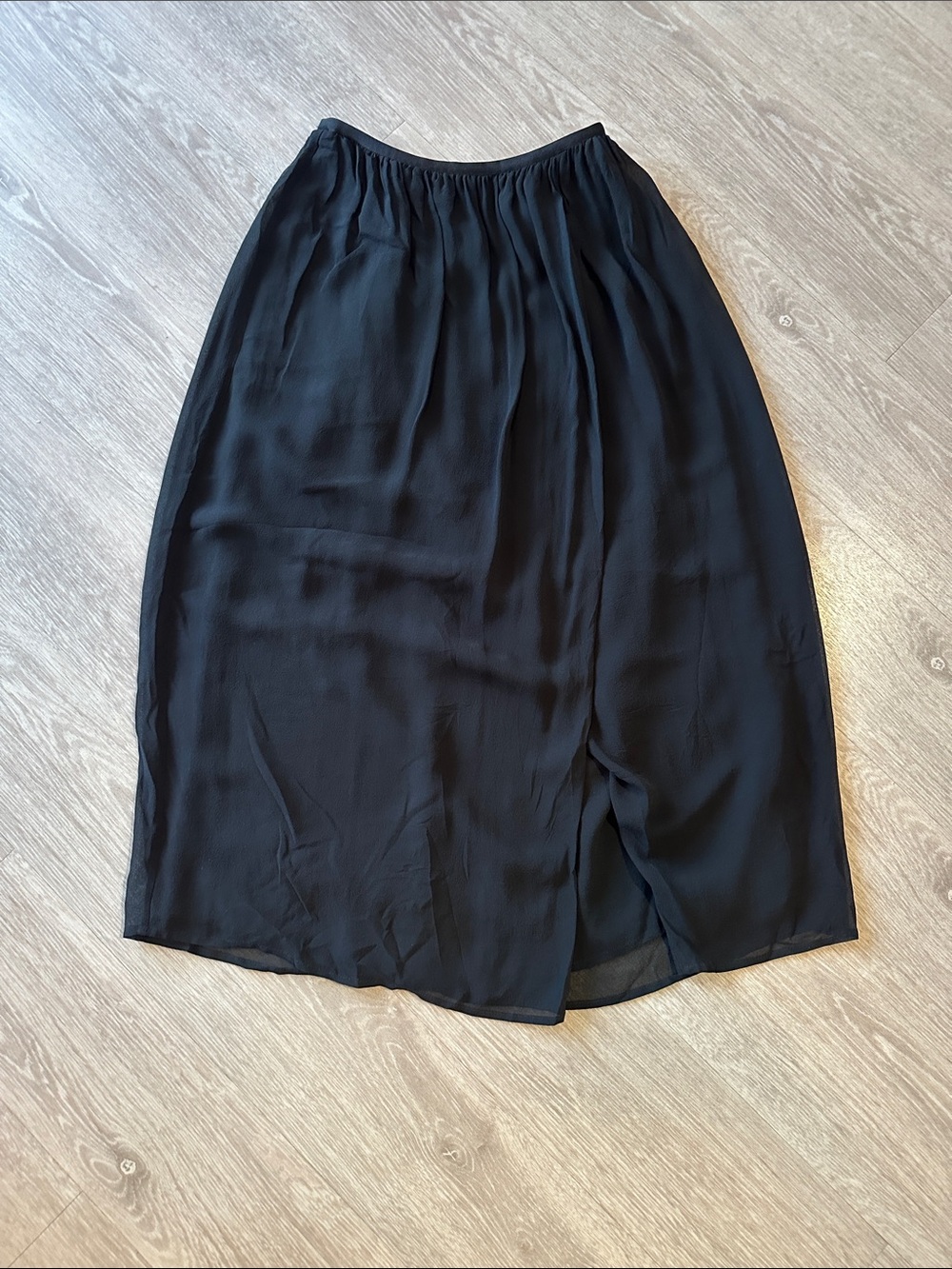 Aritzia Babaton 100% Silk Skirt. Preowned. XXS